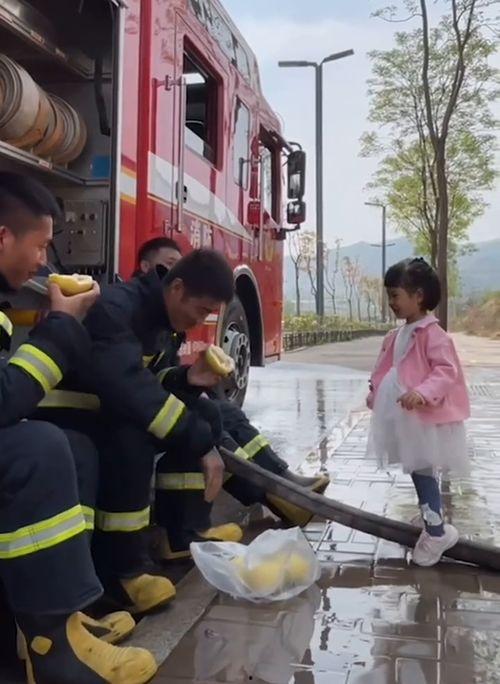 指挥消防员吃瓜,指挥中吃瓜,清凉一夏