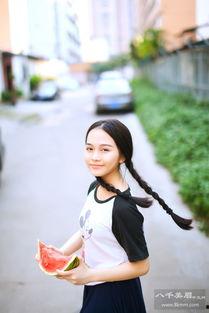 可爱的吃瓜小妹图片